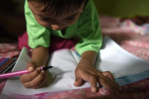 Selma loves to draw and practice her writing. Through the fysiosupport of LF/Sabatu she learned how to use her hand well.